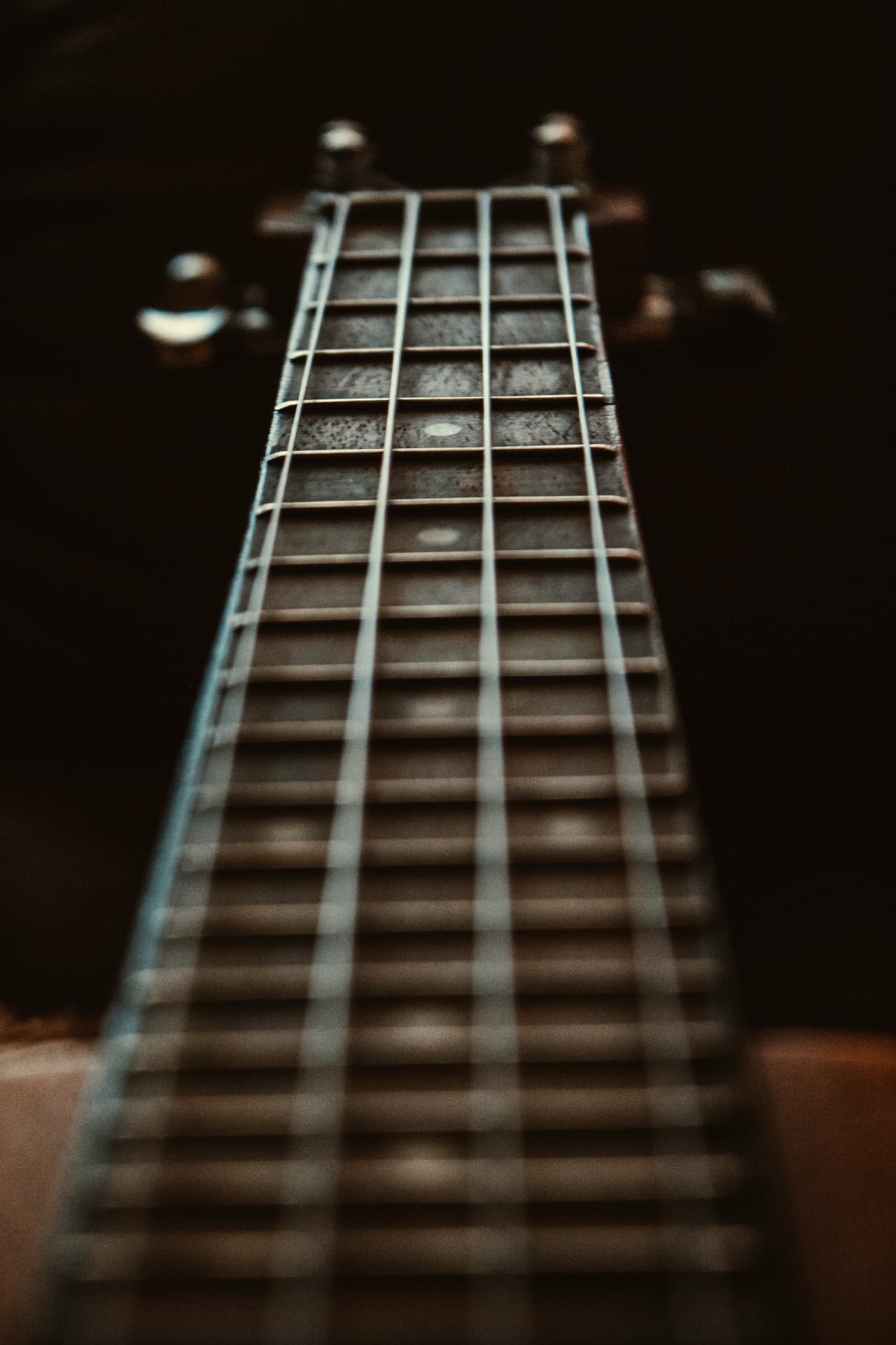 Mástil de una guitarra visto desde el puente hacia el clavijero